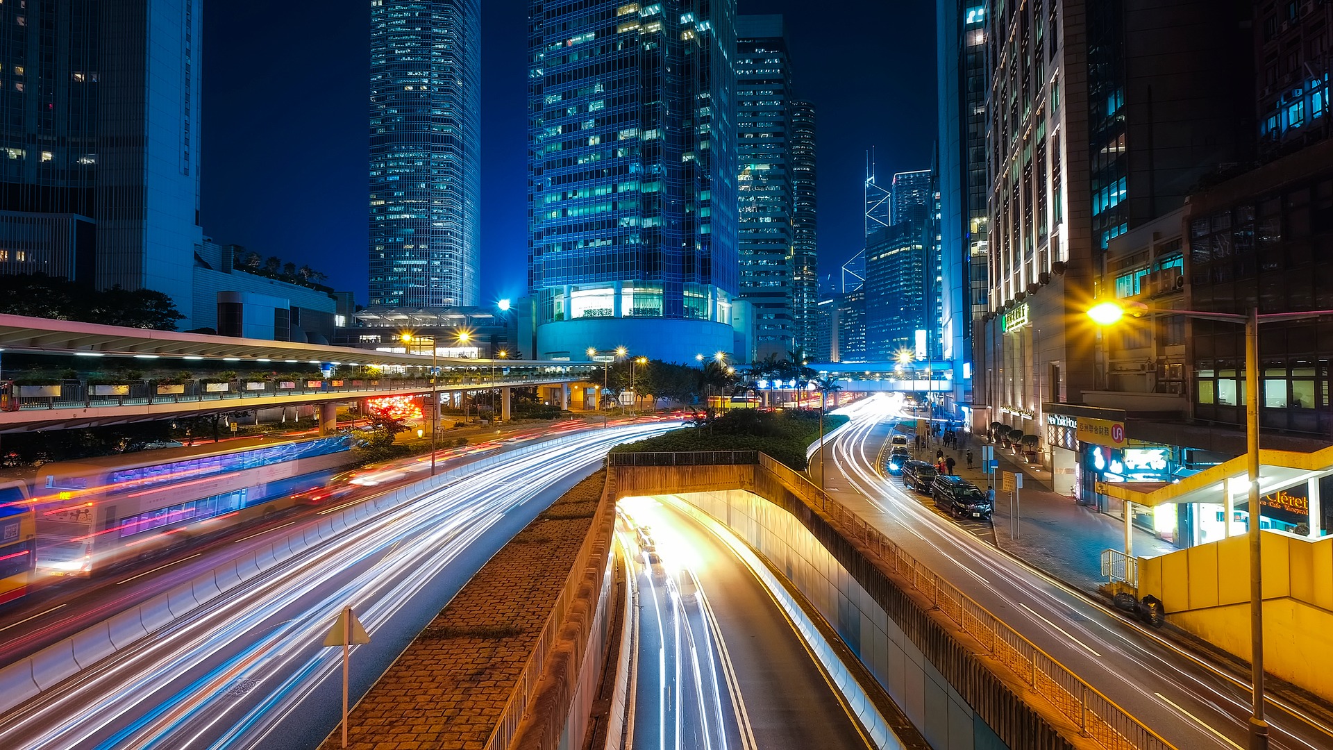 Blockchain and carsharing are changing the image of the cities. How modern technologies are bringing the traffic into the 21st century.